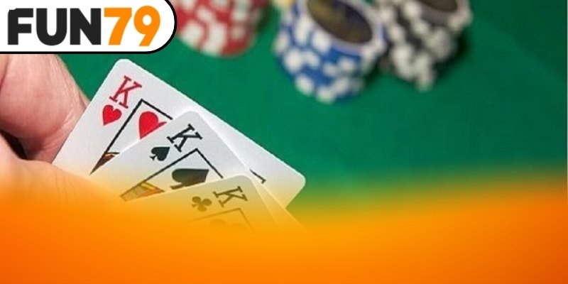 Giao diện bàn bài liêng trực tuyến tại Fun79 với lượt đánh và bộ hợp lệ 